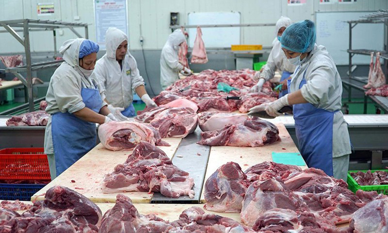 Chế biến thịt lợn tại Công ty thực phẩm Vinh Anh, huyện Thường Tín, Hà Nội. (Ảnh MINH HÀ)