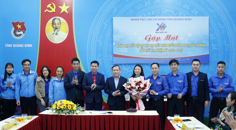 Đồng chí Bí thư Tỉnh ủy Vũ Đại Thắng tặng hoa, chúc mừng đoàn đại biểu tham gia Đại hội Đại hội Đoàn toàn quốc lần thứ XI.