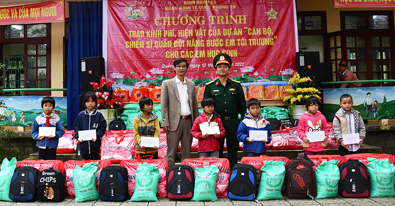 Đoàn KT-QP 79 trao kinh phí, hiện vật dự án “Cán bộ, chiến sĩ quân đội nâng bước em tới trường”.