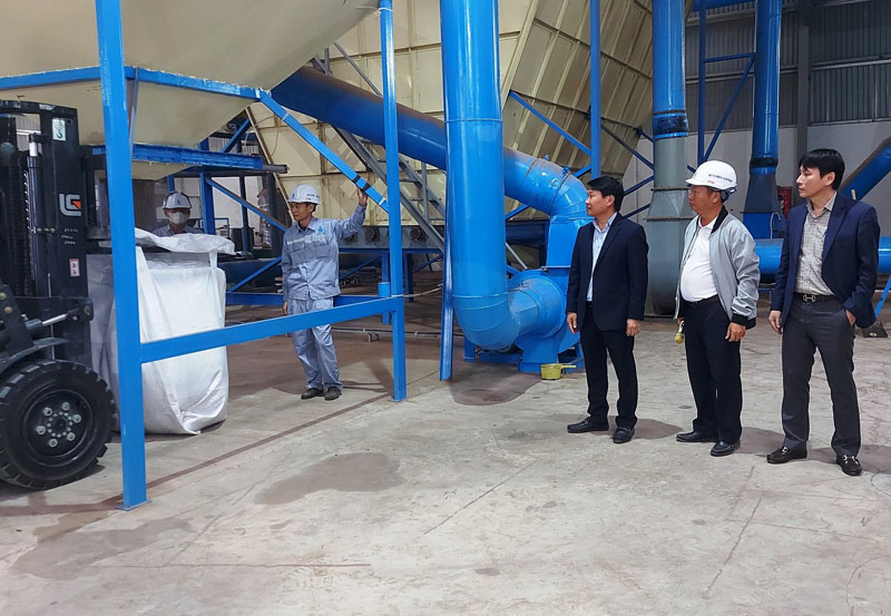Các đại biểu tham quan mô hình sản xuất viên gỗ nén năng lượng tại Công ty TNHH Thương mại và sản xuất Đức Quân.