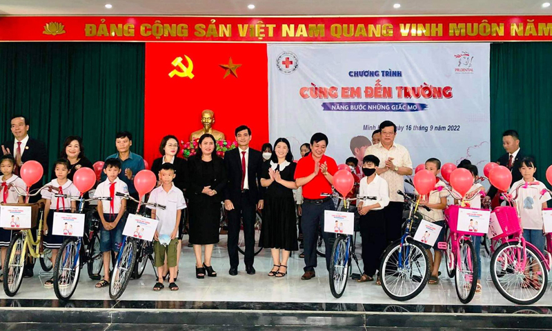 Qua 7 năm thực hiện chương trình “Cùng em đến trường”, đã có hàng vạn lượt HSSV được tặng quà, hỗ trợ học tập.