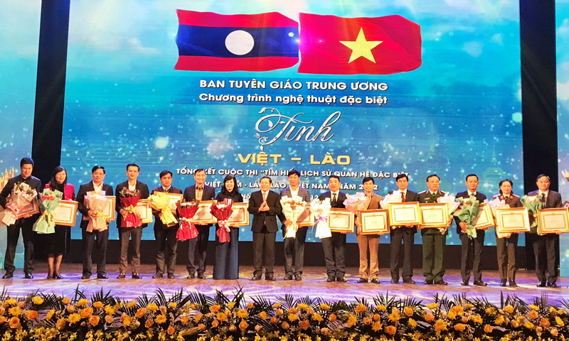 Đồng chí Lại Xuân Môn - UVTW Đảng, Phó Trưởng Ban Thường trực Ban Tuyên giáo Trung ương trao tặng Bằng khen cho các địa phương, đơn vị có thành tích xuất sắc trong công tác tổ chức, triển khai Cuộc thi.