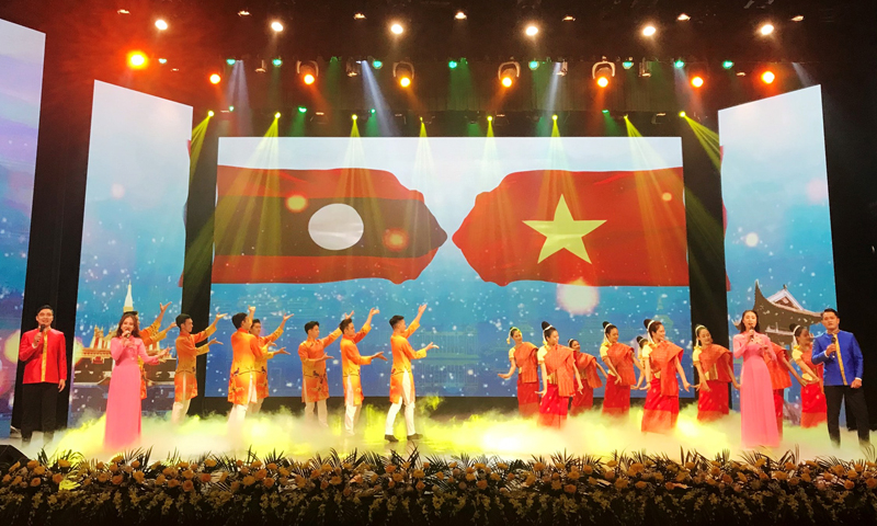 Chương trình nghệ thuật với nhiều ca khúc đi cùng năm tháng, ca ngợi mối quan hệ hữu nghị vĩ đại, đoàn kết đặc biệt, hợp tác toàn diện Việt Nam - Lào, Lào - Việt Nam.