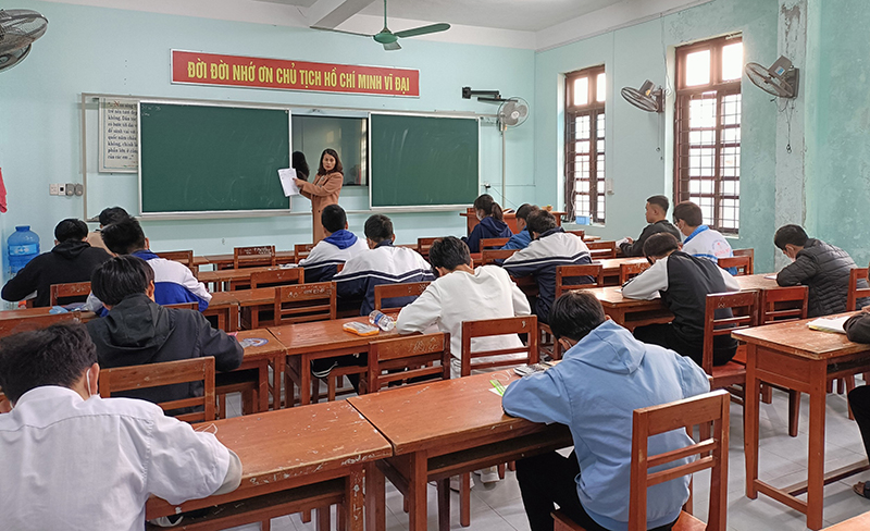 Thí sinh nghe phổ biến quy chế trước khi thi