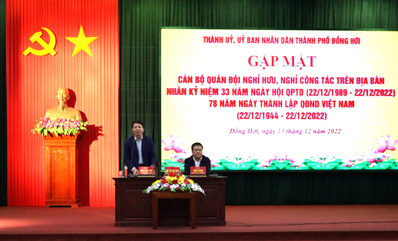 Đồng chí Chủ tịch UBND TP. Đồng Hới Hoáng Ngọc Đan tiếp thu các ý kiến đóng góp của các đại biểu