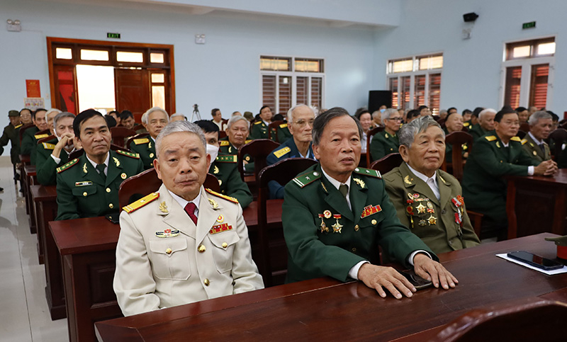 Các cán bộ Quân đội đã nghỉ hưu, nghỉ công tác trên địa bàn thành phố dự gặp mặt.