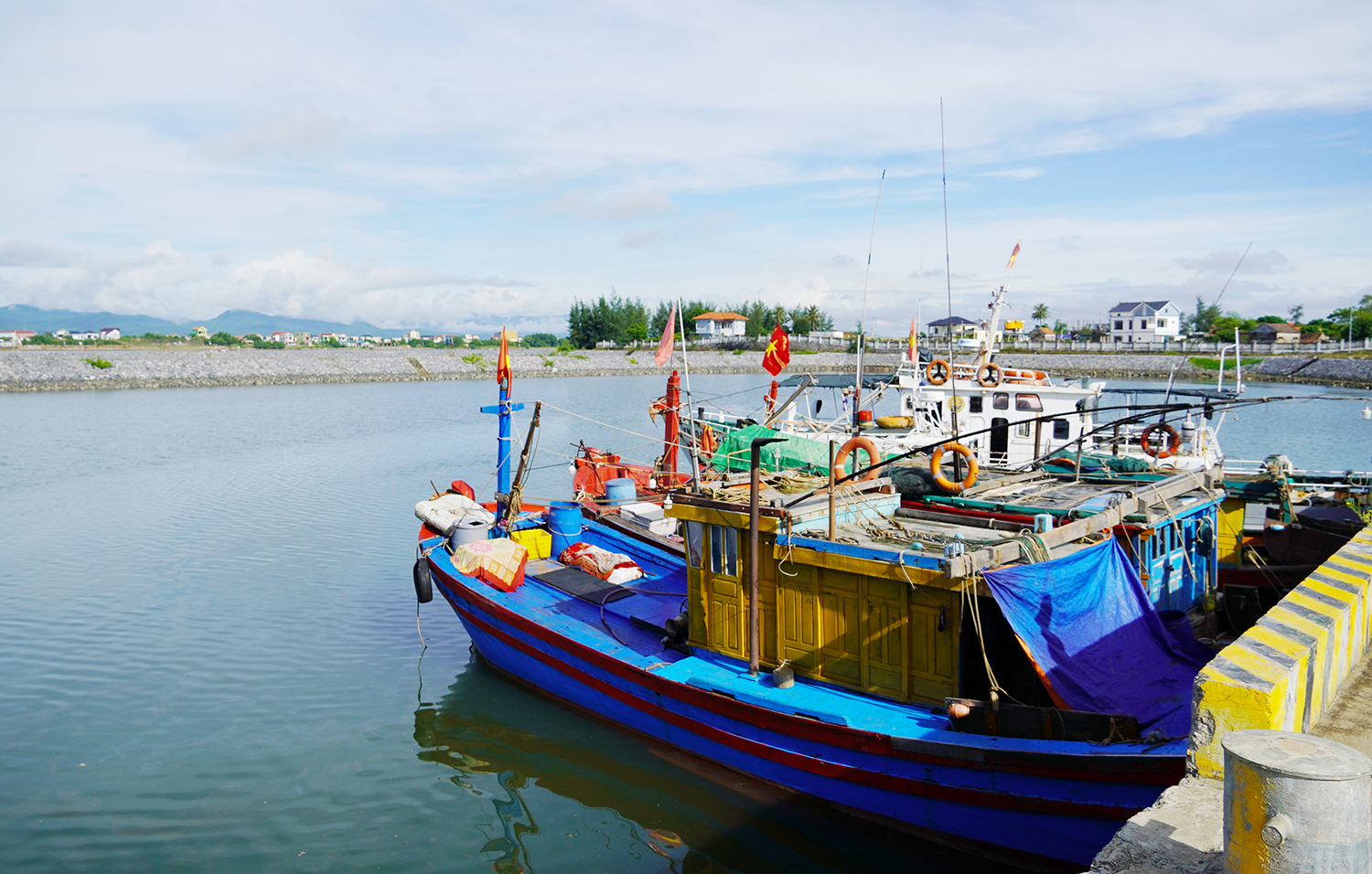 Khu neo đậu tránh trú bão cho tàu cá Nhật Lệ và khu neo đậu tàu cá Chợ Gộ đáp ứng cho tàu thuyền vào neo đậu tránh trú bão.