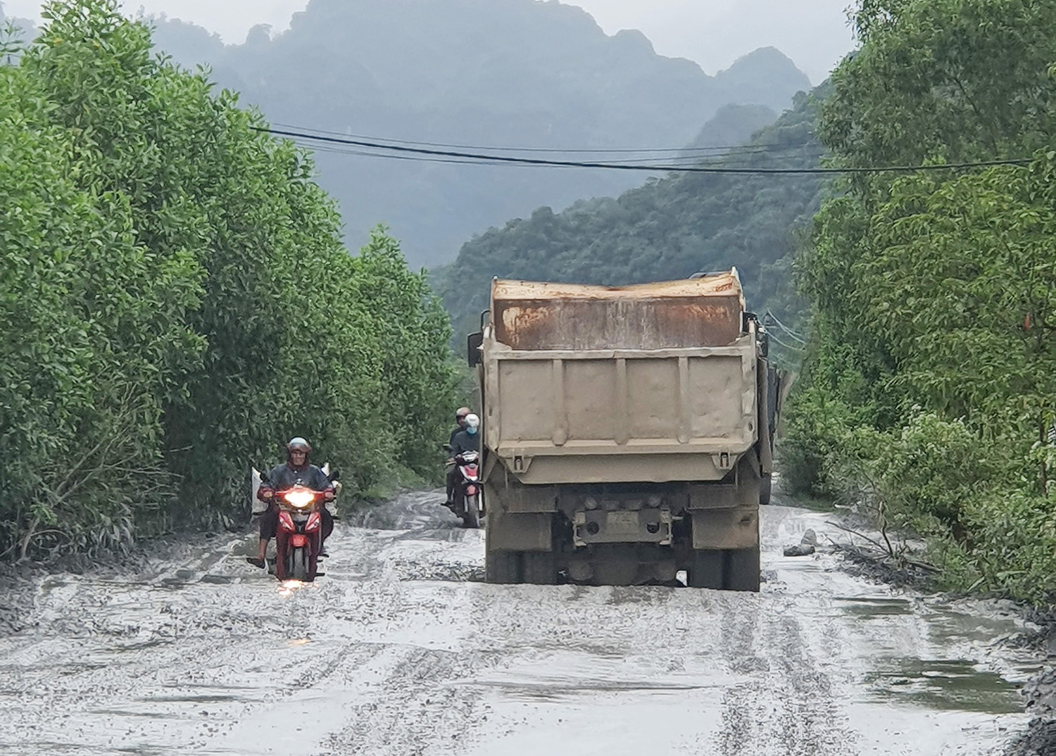 Tuyến đường đe dọa đến sự an toàn của người dân khi tham gia giao thông.