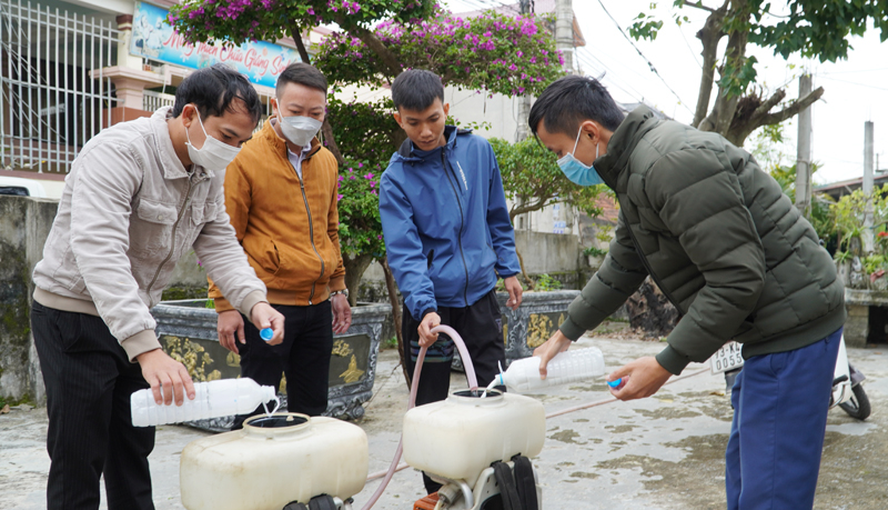 Cán bộ CDC Quảng Bình trực tiếp hướng dẫn pha hóa chất phun diệt muỗi trưởng thành tại phường Quảng Phúc.