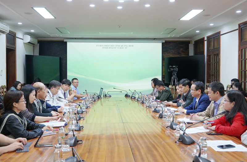 (QBĐT) - Chiều nay, 14/12, UBND tỉnh đã có cuộc làm việc với đoàn công tác của Tổ chức chia sẻ thế giới (World Share) Hàn Quốc và chương trình phát triển của Liên hợp quốc (UNDP) tại Việt Nam do đồng chí Phan Mạnh Hùng, Tỉnh ủy viên, Phó Chủ tịch UBND tỉnh chủ trì. 