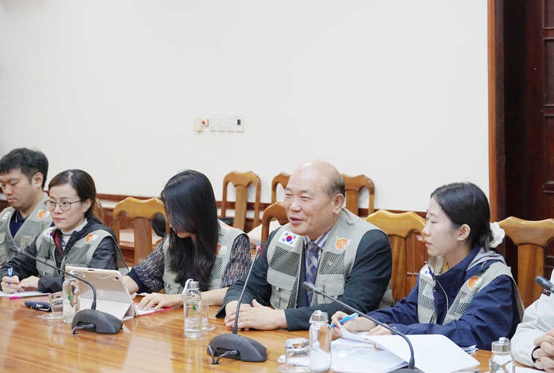 Ông Park Hyun Mo, Tổng giám đốc Tổ chức World Share phát biểu tại cuộc làm việc.
