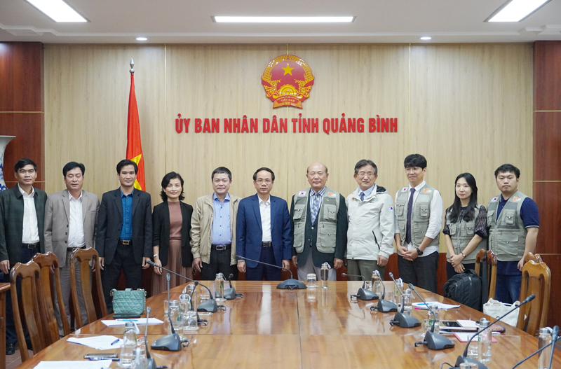 Các đại biểu chụp ảnh lưu niệm.