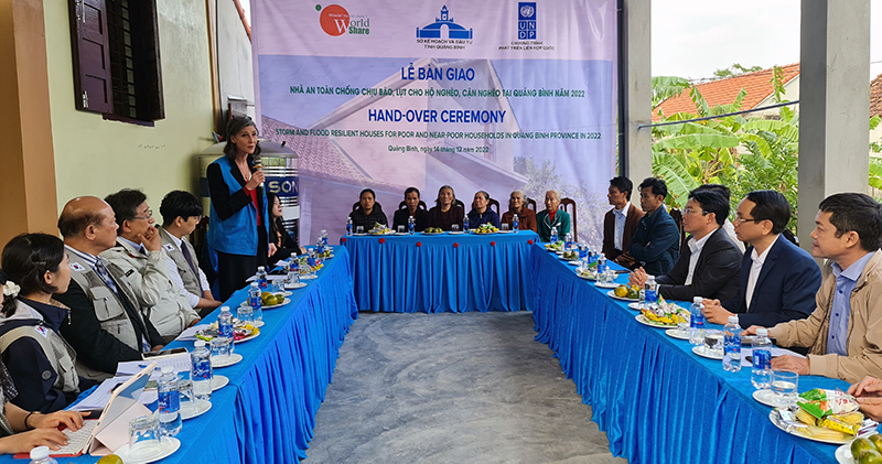 Đồng chí Phó Chủ tịch UBND Phan Mạnh Hùng và đại diện UNDP, tổ chức World Share tham quan các ngôi nhà “An toàn chống chịu bão, lụt” tại xã Tân Ninh.