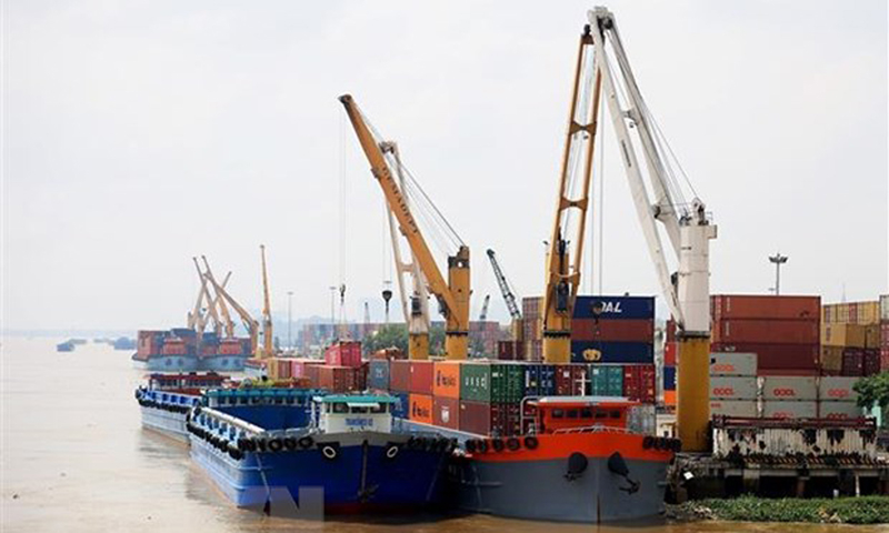 Hoạt động bốc dỡ hàng hóa tại cảng Bình Dương. (Ảnh: Hồng Đạt/TTXVN)