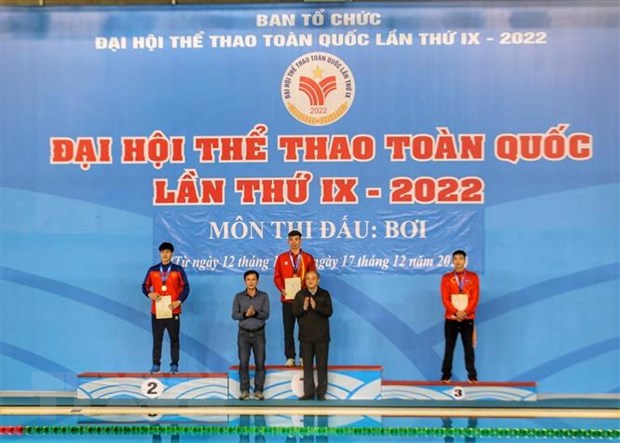 Trao giải nội dung Bơi tự do 400m nam với Huy chương Vàng thuộc về Nguyễn Huy Hoàng (Quảng Bình); Huy chương Bạc thuộc về Trần Hưng Nguyên (Quân đội); Huy chương Đồng thuộc về Nguyễn Hữu Kim Sơn (Đà Nẵng). (Ảnh: Tuấn Đức/TTXVN)