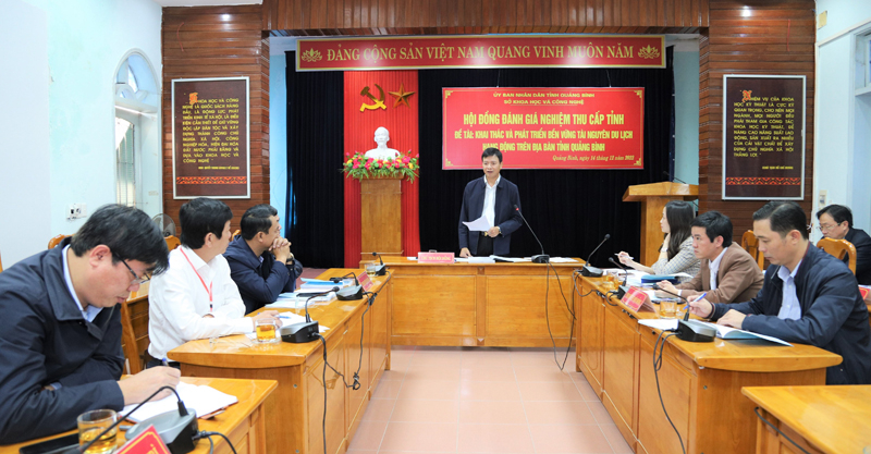 Đồng chí Chủ tịch Hội đồng Khoa học nghiệm thu khẳng định nhiệm vụ là nghiên cứu đầu tiên về khai thác và phát triển bền vững tài nguyên du lịch hang động trên địa bàn tỉnh.