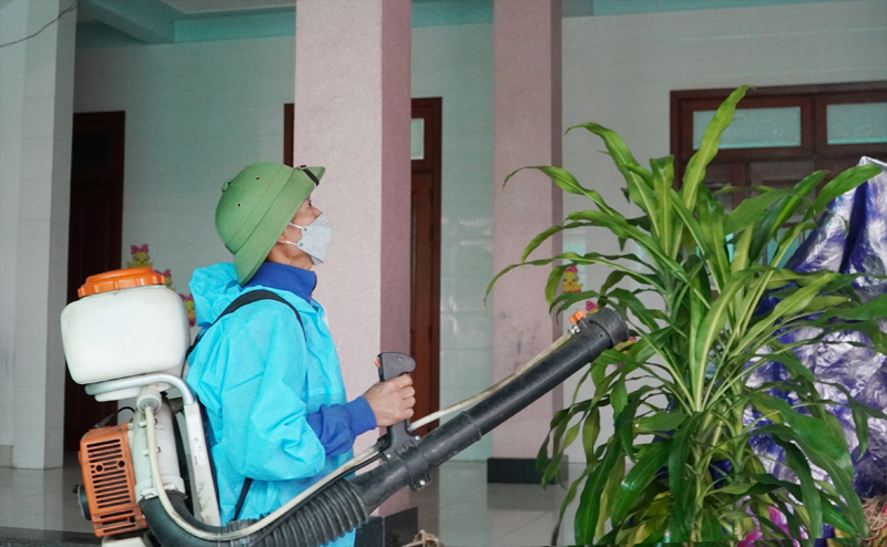 Cử tri huyện Quảng Ninh mong muốn được ngành Y tế phun hóa chất diệt muỗi, bảo vệ người dân trước diễn biến phức tạp của dịch bệnh SXH.