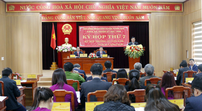 Lãnh đạo huyện báo cáo kết quả tình hình kinh tế-xã hội năm 2022.