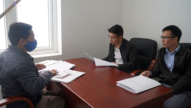 Cán bộ Ban Nội chính Tỉnh ủy hướng dẫn, giải thích cho công dân  