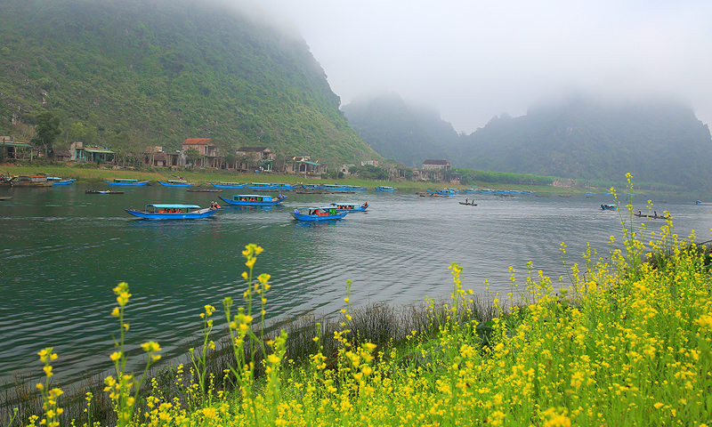 Bến sông trưa.