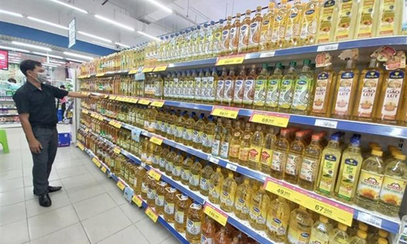 Dầu ăn là một trong các mặt hàng tiêu thụ nhiều trong dịp Tết Nguyên đán. (Ảnh: Dư Toán/TTXVN)