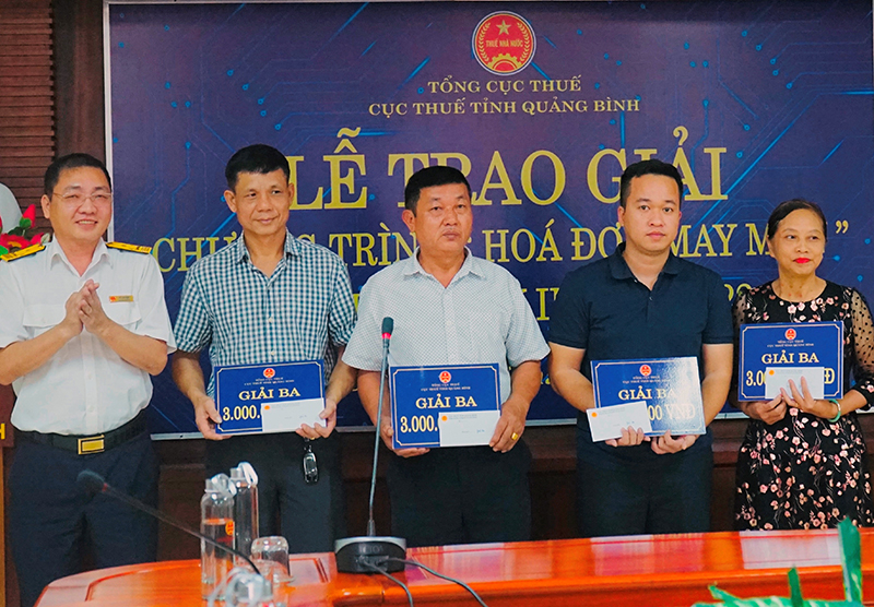 Lãnh đạo Cục Thuế tỉnh trao thưởng cho các khách hàng, hộ kinh doanh may mắn trúng thưởng chương trình HĐMM quý II và quý III/2022.