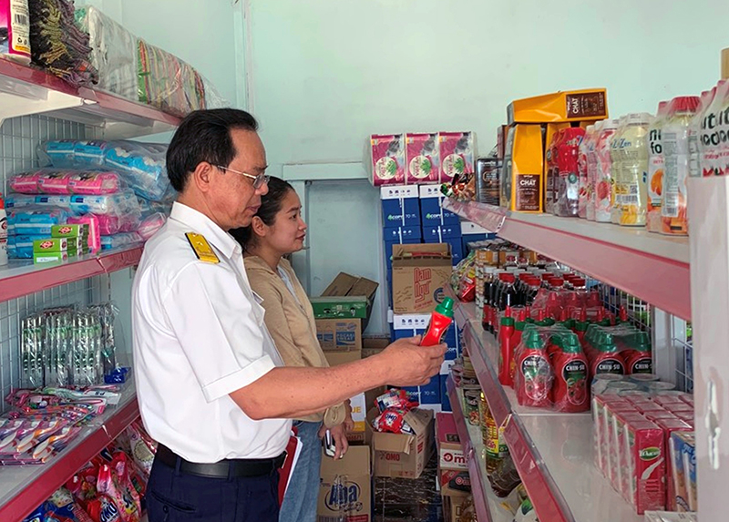 Cán bộ Chi cục Thuế khu vực Quảng Trạch-Ba Đồn thực hiện giám sát, hướng dẫn hộ HKD nộp thuế theo phương pháp kê khai.