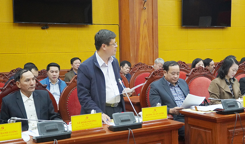 Các đại biểu tham luận tại hội nghị.