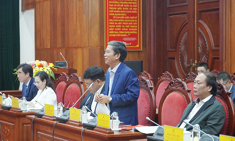 Các đại biểu tham luận tại hội nghị.