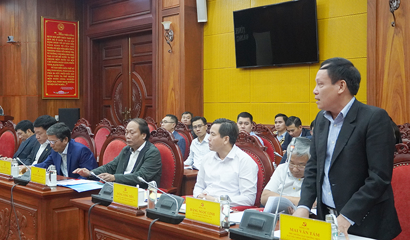 Các đại biểu tham luận tại hội nghị.