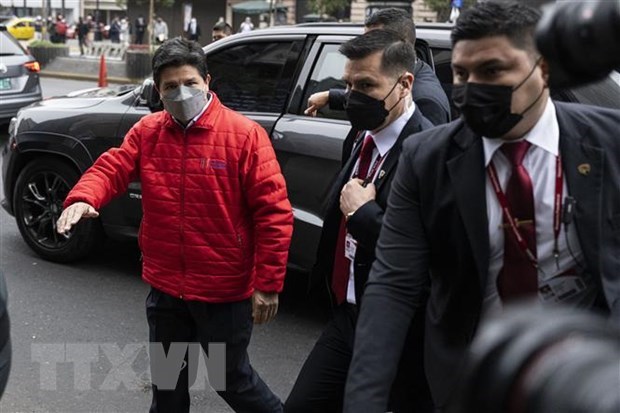 Cựu Tổng thống Peru Pedro Castillo (trái) tới văn phòng công tố ở Lima ngày 5/9/2022. (Ảnh: AFP/TTXVN)