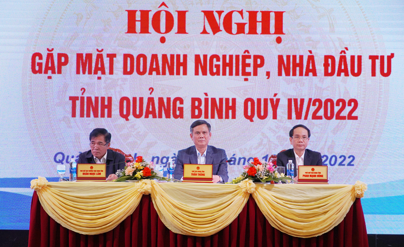 Đồng chí Chủ tịch UBND tỉnh Trần Thắng và các đồng chí Phó Chủ tịch UBND tỉnh chủ trì hội nghị.