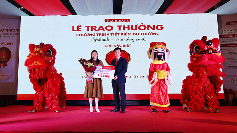 Trao thưởng sổ tiết kiệm 1 tỷ đồng cho khách hàng trúng thưởng