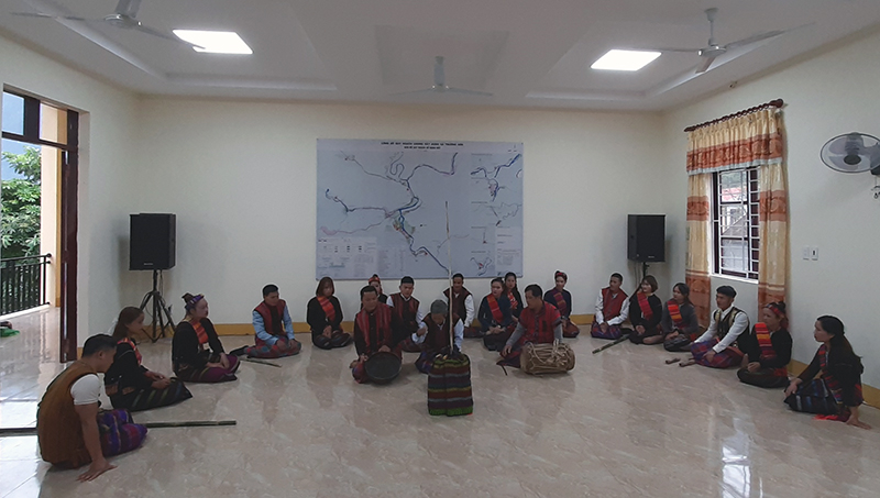 Các học viên được hướng dẫn những kỹ năng sử dụng nhạc cụ truyền thống của đồng bào Bru-Vân Kiều.