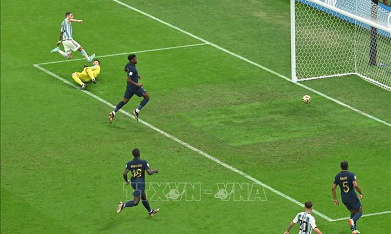 Tiền vệ Argentina Angel Di Maria (trái) dứt điểm nâng tỷ số trận đấu lên 2-0 trước Pháp. Ảnh: THX/TTXVN