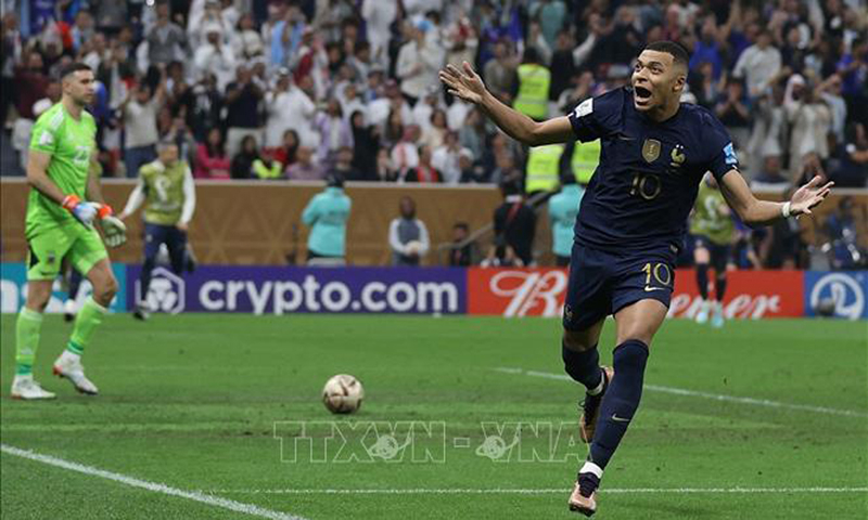 Tiền đạo Pháp Mbappe ăn mừng bàn thắng cân bằng tỷ số 3-3 từ chấm phạt đền. Ảnh: AFP/TTXVN