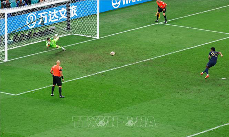 Thủ thành Argentina Emiliano Martinez cản phá được cú đá luân lưu của tiền đạo Pháp Kingsley Coman. (phải). Tỷ số Argentina 2-1 Pháp. Ảnh: AFP/TTXVN