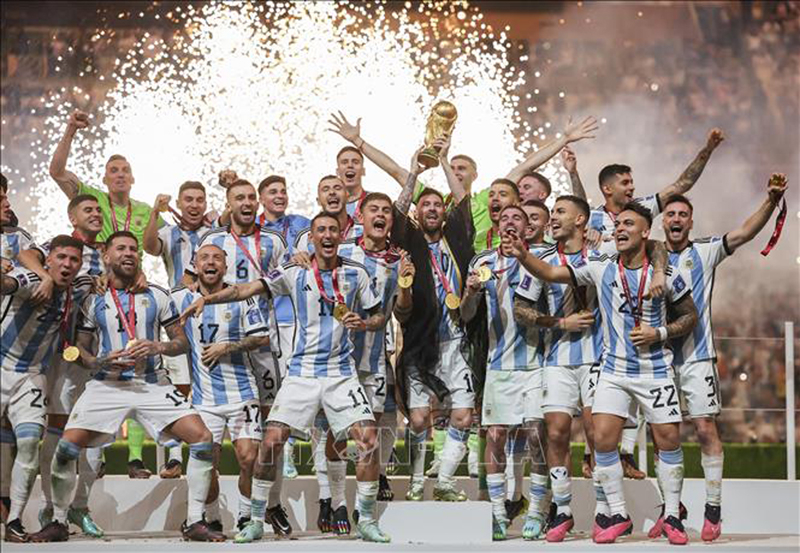 Giây phút đăng quang vô địch World Cup 2022 của cầu thủ vĩ đại nhất trong lịch sử Lionel Messi (giữa) cùng các đồng đội Argentina. Ảnh: THX/TTXVN
