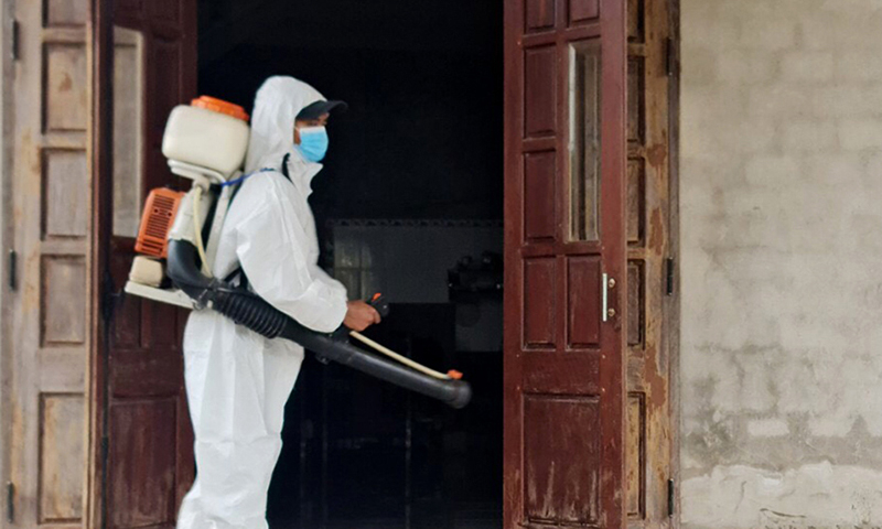 Cán bộ Trung tâm Y tế TP. Đồng Hới phun hóa chất phòng, chống dịch bệnh các điểm dịch.