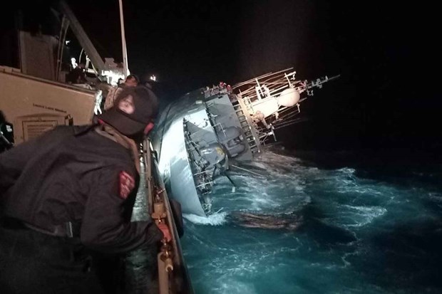 Tàu hộ tống HTMS Sukhothai bị sóng đánh lật trước khi chìm. (Nguồn: Bangkok Post)