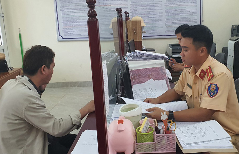 Chủ phương tiện chấp hành quyết định xử phạt tại Đội CSGT-TT, Công an TP. Đồng Hới.