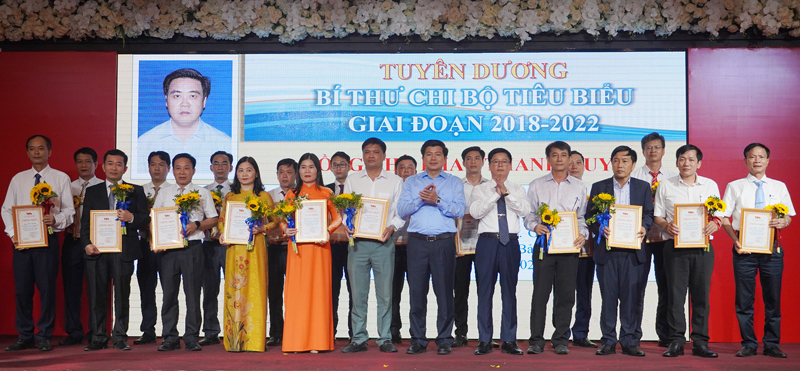 Đồng chí Trưởng ban Tổ chức Tỉnh ủy Trần Vũ Khiêm và đồng chí Bí thư Đảng ủy Khối DN tỉnh Phạm Quang Ánh trao thưởng, tuyên dương các bí thư chi bộ tiêu biểu.