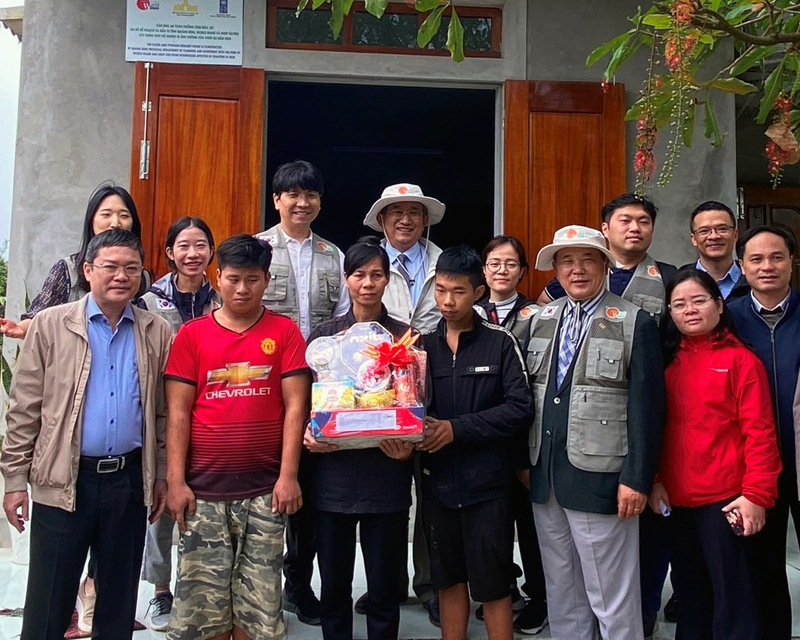 Lãnh đạo Sở Kế hoạch-Đầu tư và nhà tài trợ trao tặng quà cho các hộ nghèo được hỗ trợ xây nhà tại huyện Lệ Thuỷ.