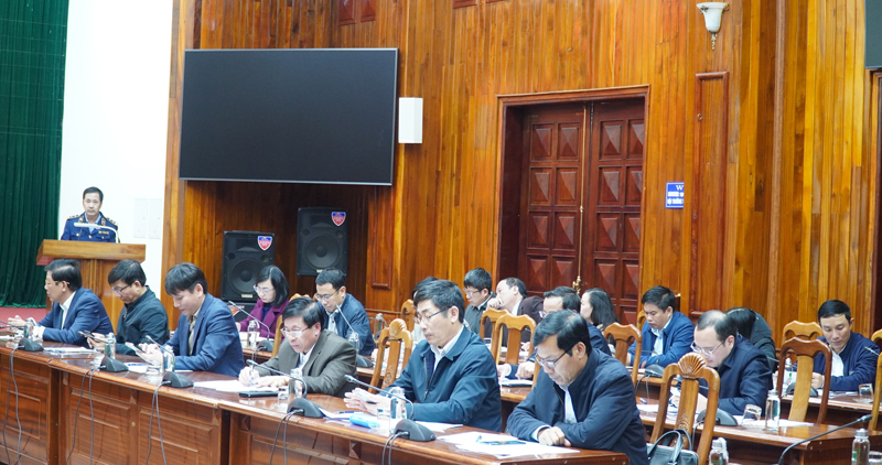 Đại diện lãnh đạo Cục Quản lý thị trường trao đổi về vấn đề kiểm soát hàng hóa dịp Tết và thời gian cách ly trâu bò nhập khẩu trên địa bàn tỉnh.