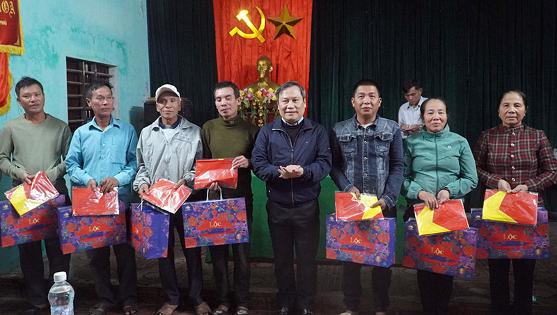 Đồng chí Bí thư Tỉnh ủy Vũ Đại Thắng tặng quà, chúc bà con giáo dân giáng sinh an lành, năm mới hạnh phúc, đón mùa biển mới bội thu