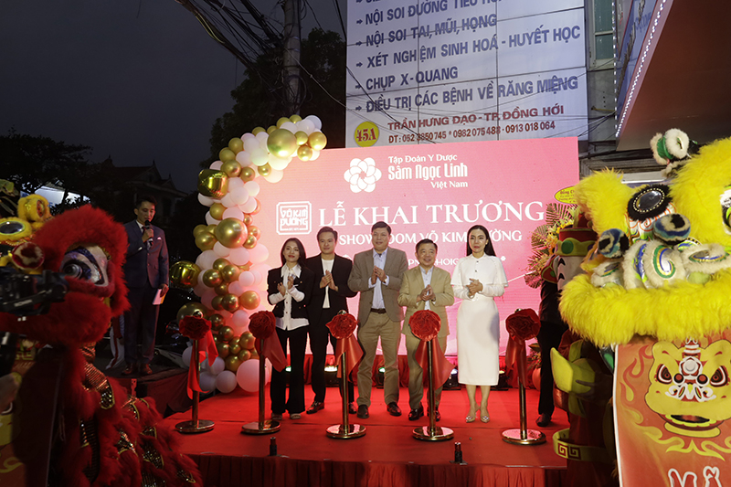 Các đại biểu cắt băng khai trương showroom sâm Ngọc Linh tại TP. Đồng Hới.