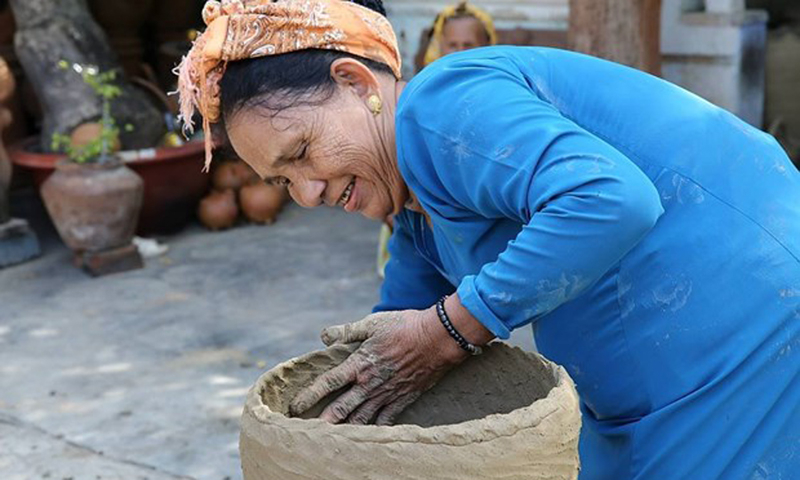 Nghệ thuật làm gốm của người Chăm được UNESCO ghi danh vào Danh sách Di sản văn hóa phi vật thể cần được bảo vệ khẩn cấp.