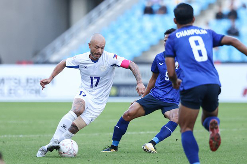 Một pha tranh chấp trong trận đấu khai mạc AFF Cup 2022 giữa Campuchia và Philippines. (Nguồn: AFF)