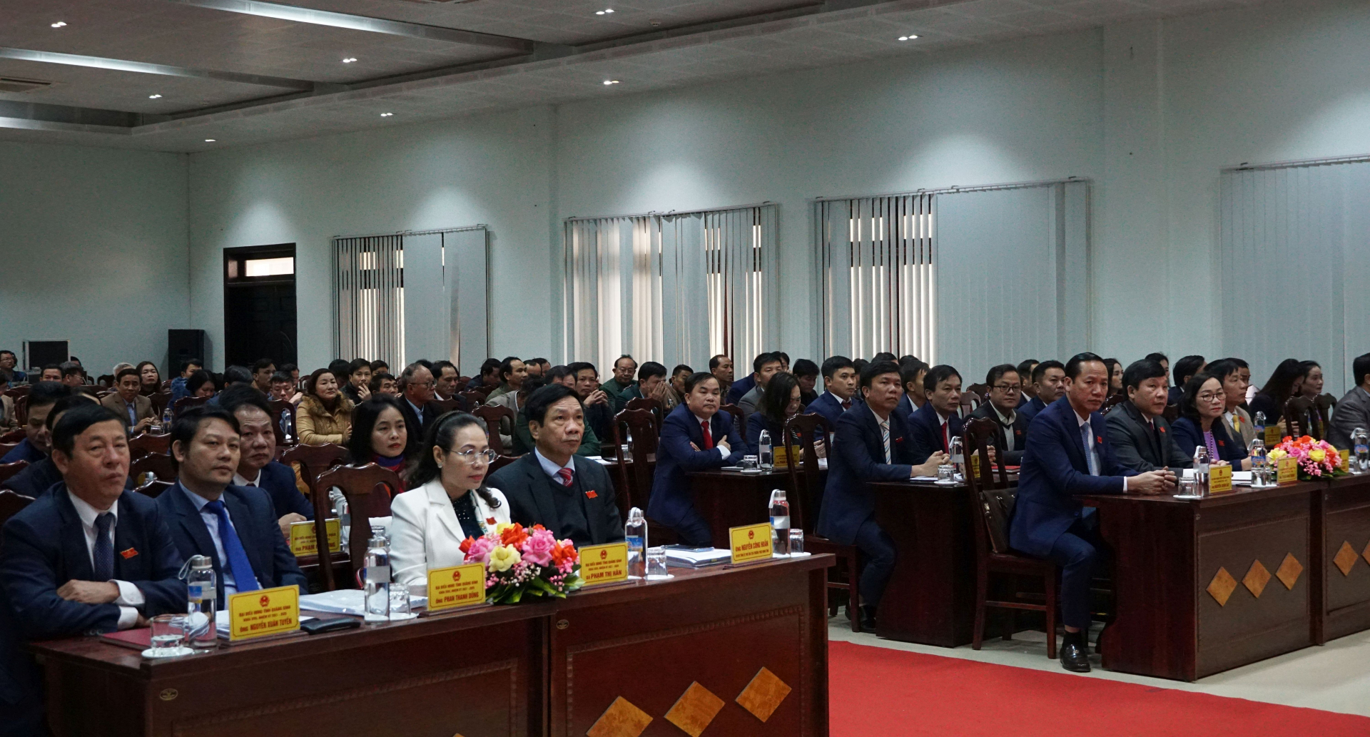 Các đại biểu tham dự kỳ họp.