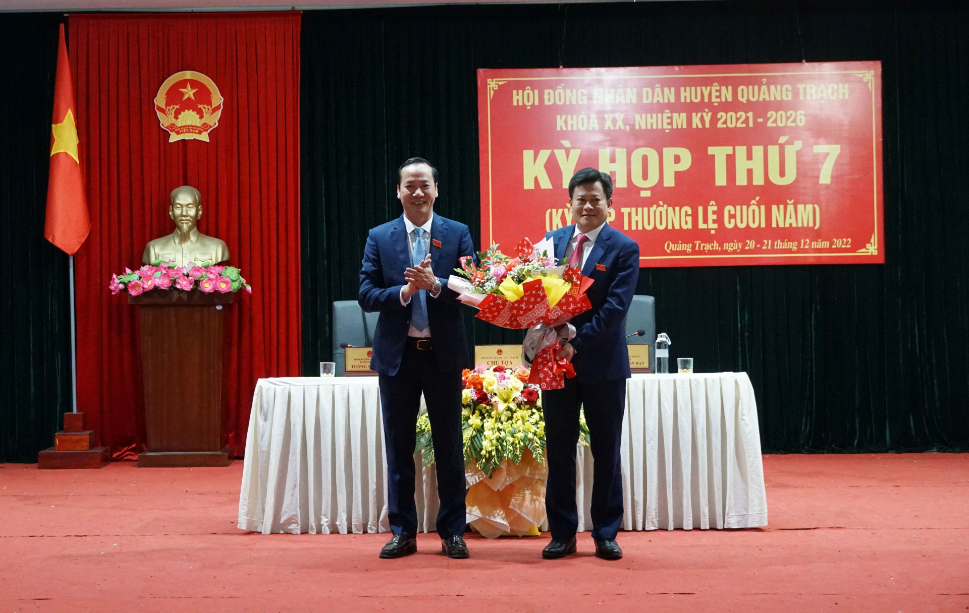 Đồng chí Nguyễn Xuân Đạt, Bí thư Huyện ủy, Chủ tịch HĐND huyện Quảng Trạch tặng hoa chúc mừng đại biểu Trương Viết Quảng nhận nhiệm vụ mới ở Công an tỉnh Quảng Bình.
